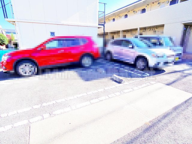 コンフォート東小金井の駐車場