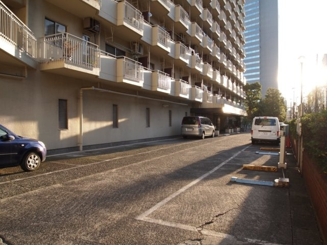 築地永谷コーポラスの駐車場