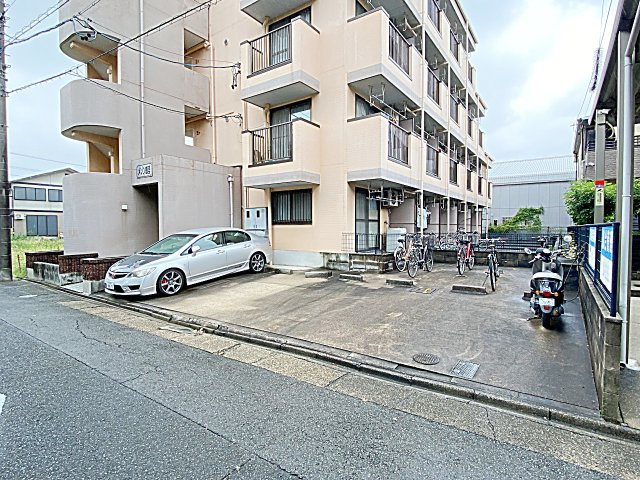 メゾン鶴里の駐車場