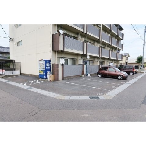 コーポはやしＢの駐車場