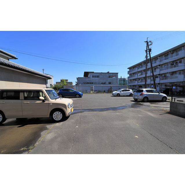 岐阜市柳津町高桑西１丁目のアパートの駐車場