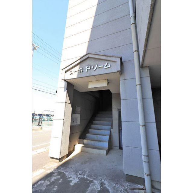 岐阜市柳津町高桑西１丁目のアパートのエントランス