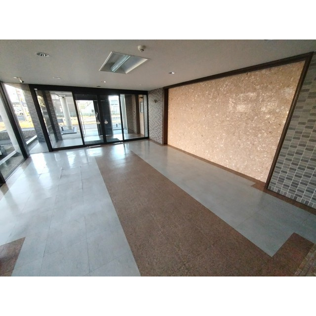 岐阜市花沢町４丁目のアパートのエントランス
