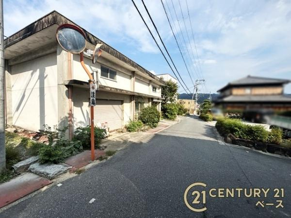 生駒市萩原町の売地の前面道路含む現地写真|広々とした前面道路で駐車も楽々！