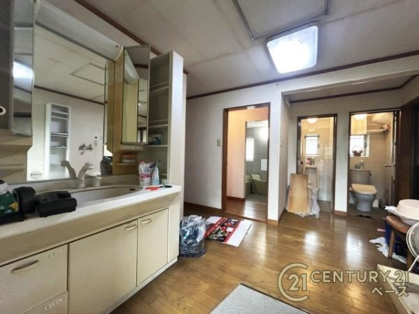 磯城郡田原本町大字八尾の中古一戸建の独立洗面台|■浴室隣接のゆとりのある洗面スペース！