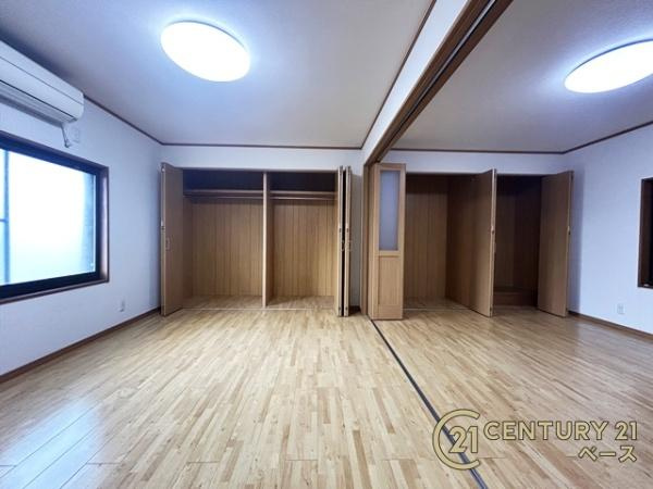 磯城郡田原本町大字八尾の中古一戸建の洋室|■日当たりのよい明るい雰囲気の洋室です！引き戸で仕切ることも可能！