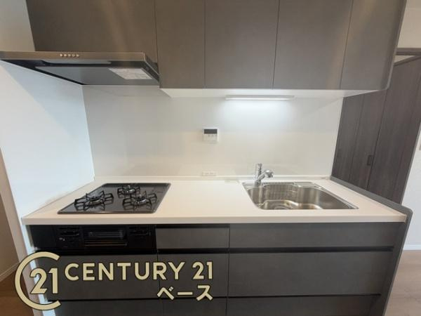 ローレルコート萩の台 ５号棟のキッチン|■収納力と使いやすさを追求したシステムキッチンです！