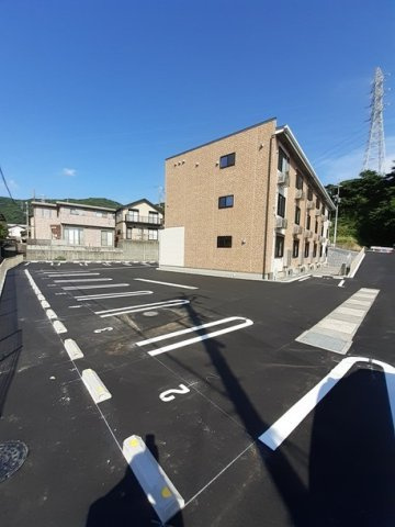 ワイズ　プラネッツの駐車場