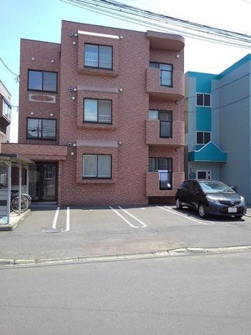 グレイシャス南麻生の駐車場