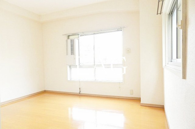 【居間・リビング】 | 常盤マンション | 洋室のお部屋です。