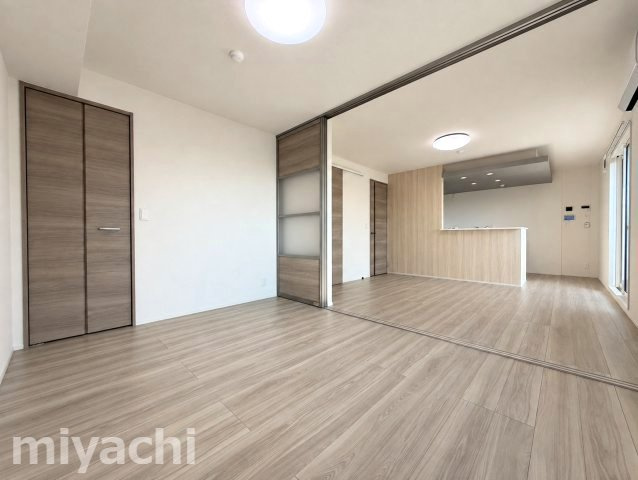グラシア春日の洋室