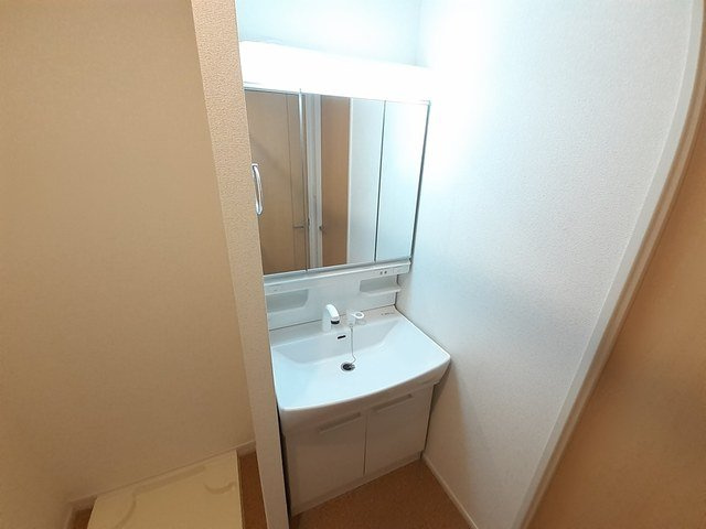 コラードＡの洗面所|ゆったりとスペースのある洗面所