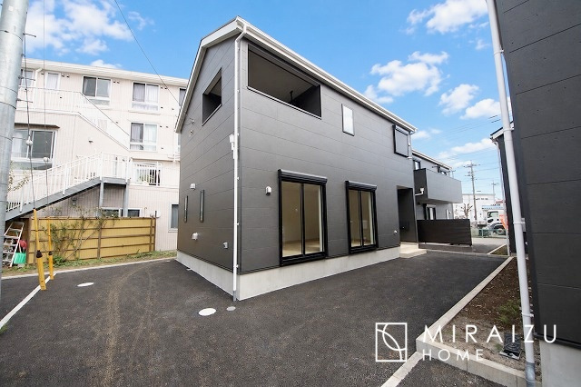 【外観】 | 青く澄み渡った綺麗な空と、陽の光をたっぷりと受ける、そんな新築住宅で新生活をスタートしてみませんか？見学・ご相談等、ミライズホーム(株)までお気軽にご連絡下さい。