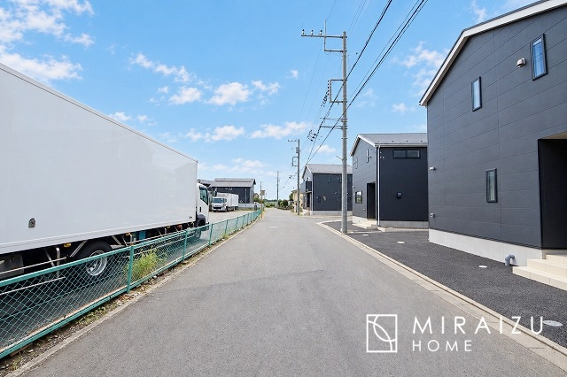 【前面道路含む現地写真】 | 前面道路☆運転が不安な方も安心な前面道路、きちんと幅員のある道路は女性にも安心です。整備されている道路は気持ちも良いですね♪