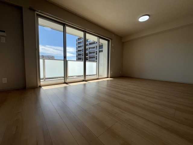 ヒューマインド南福岡かえで通りの洋室|大きな窓から光が差し込む、ゆったりとくつろげる心地よいリビング☆