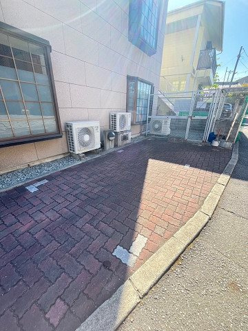 パラドス甲東園の駐車場