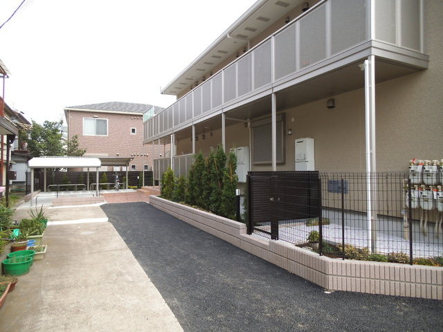 プリムローズのエントランス|建物裏側は広々としています！