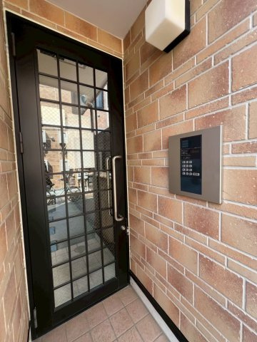 新宿区上落合３丁目のアパートのエントランス