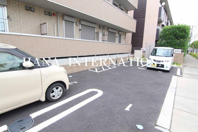 ウィン行徳の駐車場