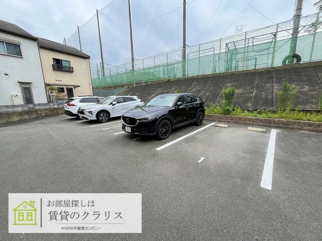 ルナパレス友岡の駐車場