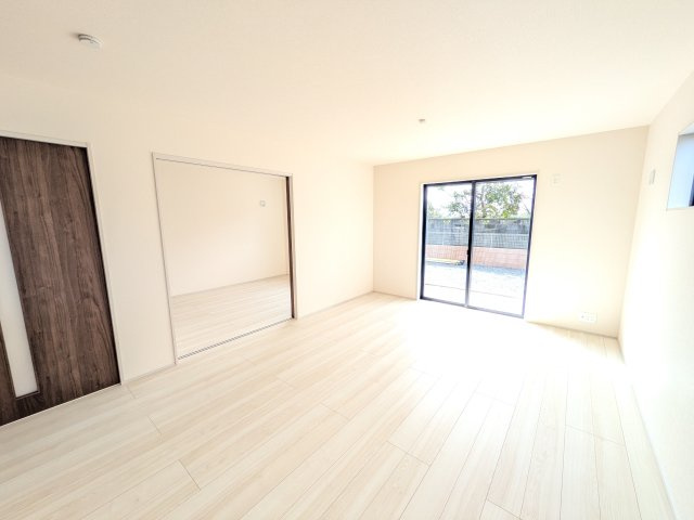 第2　下妻市鎌庭　新築戸建ての居間・リビング|南向きで陽当たり良好の広々としたリビングです♪
