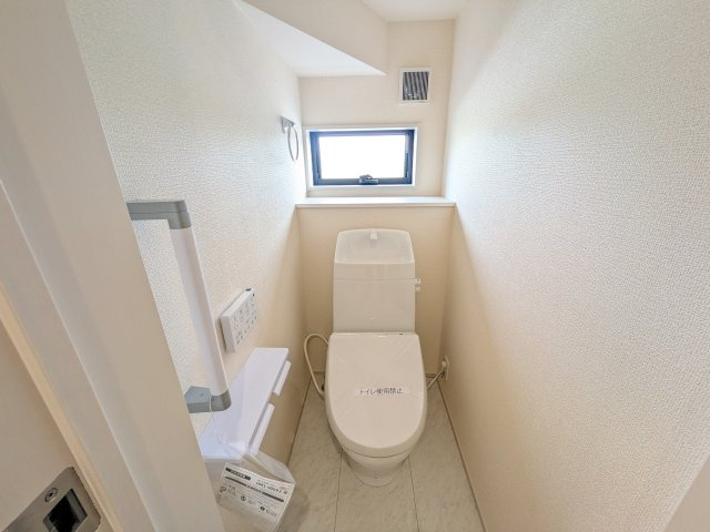 第2　下妻市鎌庭　新築戸建てのトイレ|窓付きで明るく白を基調とした清潔感のあるトイレは温水洗浄便座付きです♪
