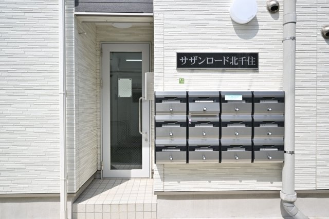 足立区柳原１丁目のアパートのエントランス