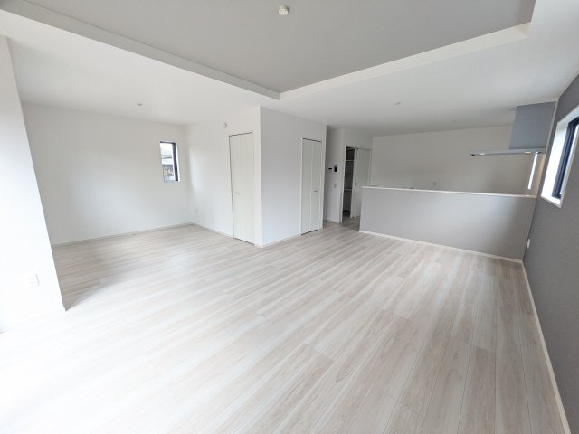 守谷市みずき野  5期　新築戸建ての居間・リビング|家族の会話が自然と弾む、広々としたゆとりのLDK。南向きの窓からたっぷりの光が射し込む明るく快適な空間です。