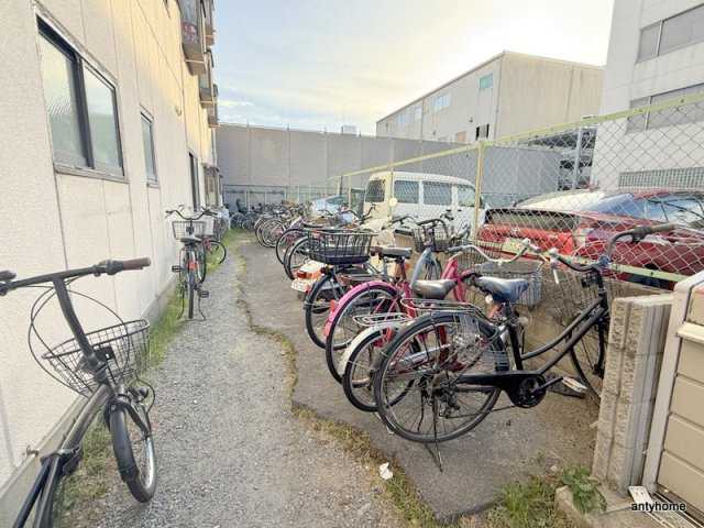 ロイヤル神路1の駐車場