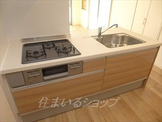ＳｈａＭａｉｓｏｎ　Ａｎｇｅｒｏｓｅのキッチン|３口ガスコンロ・グリル付き