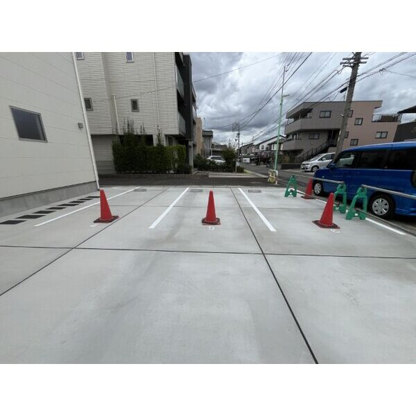 ジーメゾン東味鋺の駐車場