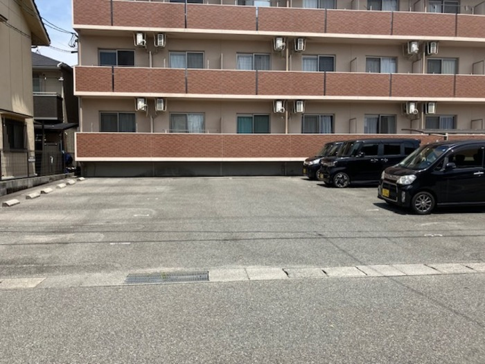 ラール古新開の駐車場