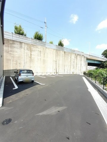 サンクレリアの駐車場|駐車場があるので、車を買う予定の方も安心です