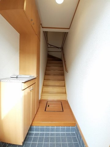 ベルアンジュＡの玄関|収納もある玄関です
