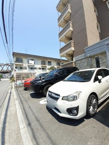 グランスイートの駐車場|車をお持ちの方に嬉しい駐車場付きの物件です