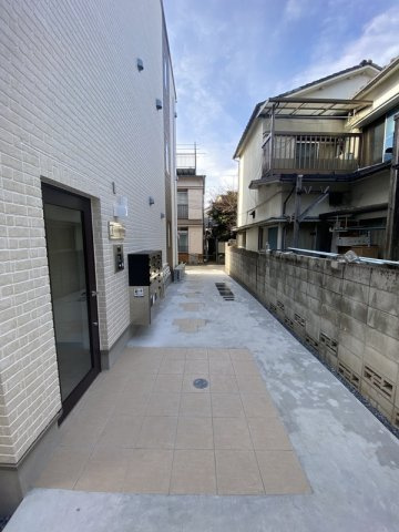 ソレジアート十条のエントランス