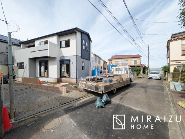 【居間・リビング】 | 大きな窓が特徴の南向きリビングでは、太陽光も沢山取り込むことが出来てお家の中にいても日光浴が可能ですね、開放的な空間です。インテリア選びも楽しそう、ご家族様で相談しながらインテリア配置も楽しみたいです