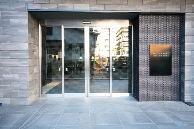 プレサンスNEO新深江リュミエルのエントランス
