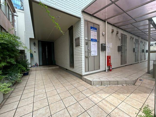 フラッツ南青山のエントランス