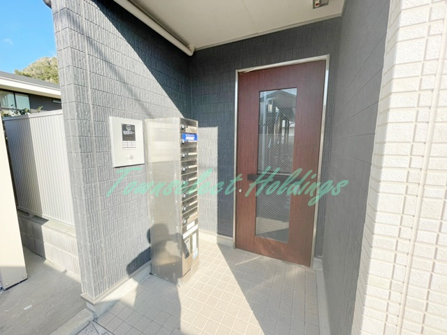 鎌倉市稲村ガ崎２丁目の賃貸マンションのエントランス