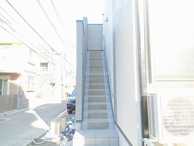 ハーモニーテラスムーンのロビー|２階に上がる階段です☆