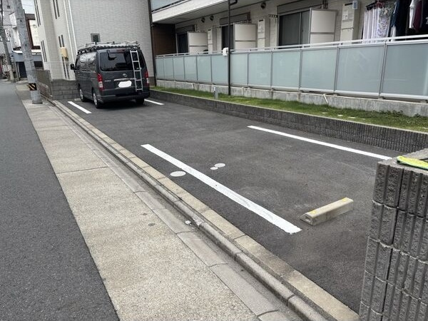 OHANA栄生の駐車場