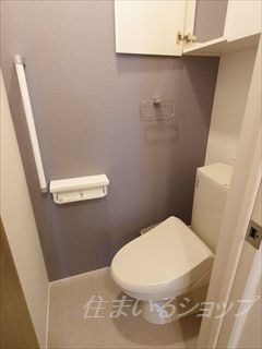 ノースのトイレ|シャワートイレ・収納棚あり