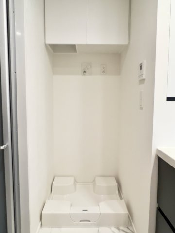 【設備】 | ブリリア二番町 | 上部収納と防水パンのある洗濯機置場