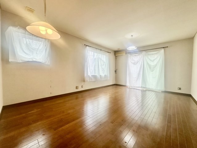 太白区羽黒台中古戸建ての居間・リビング