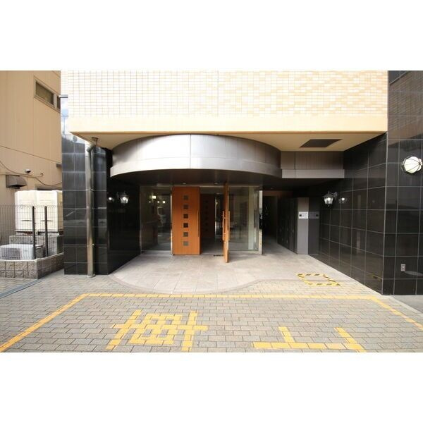 セレブランド堀田駅前のエントランス