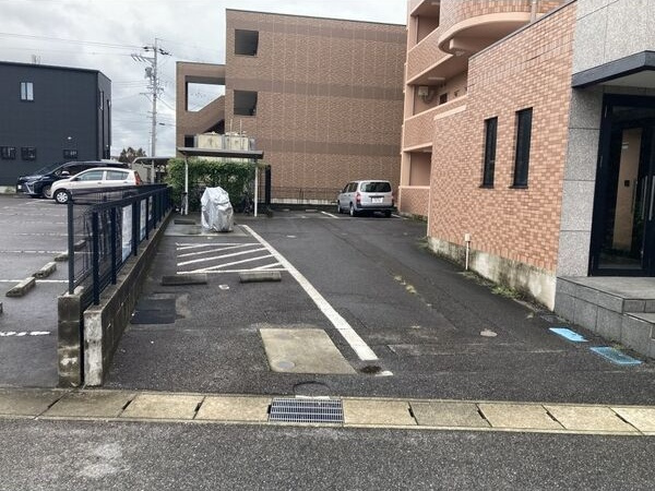 プリミエール荒井の駐車場