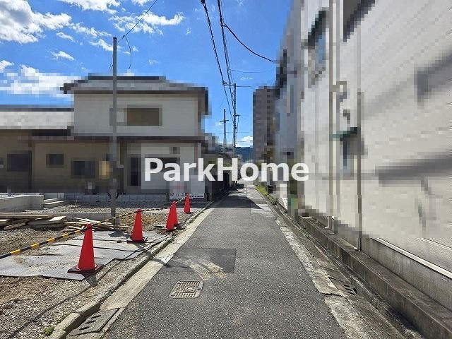 高知市潮新町２丁目 -2期1棟-　新築戸建ての前面道路含む現地写真