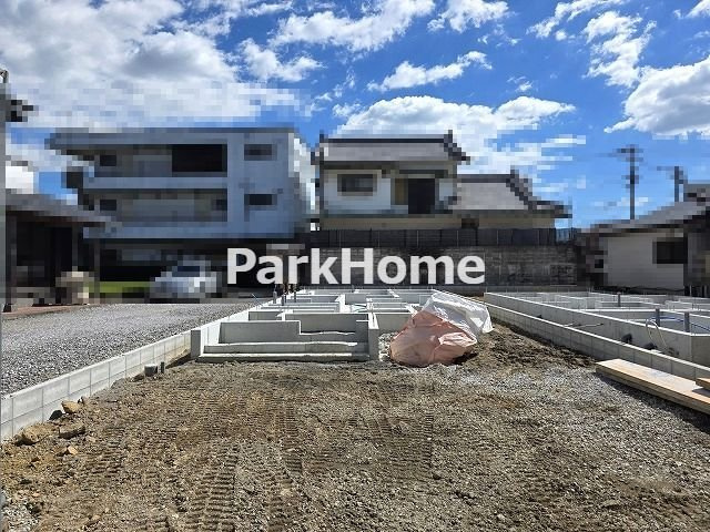 高知市潮新町２丁目 -2期1棟-　新築戸建ての外観|1号棟…2026.10月：建築中…並列駐車2台可能なスペースを確保し、お車の出し入れや来客時にもスムーズに対応できます。すっきりと整えられた敷地が、住まいの品格を高める印象的な外観です。
