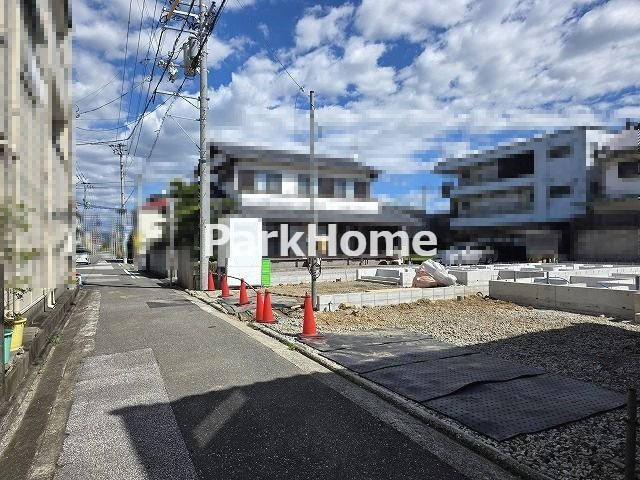 高知市潮新町２丁目 -2期1棟-　新築戸建ての前面道路含む現地写真